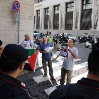 Foto Nicoloro G. 14/06/2011 Milano Isolatissima contestazione ai margini del Business Forum Italian-Israeli da parte di attivisti anti-Israele. nella foto Manifestanti contestatori e poliziotti
