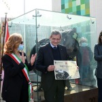 Foto Nicoloro G.   01/10/2020  Conselice ( RA ) Celebrazione del 14° anniversario del Monumento alla Liberta' di Stampa. nella foto la sindaca di Conselice Paola Pula consegna a Carlo Verdelli il ' Riconoscimento Liberta' di Stampa '.