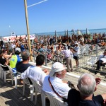 Foto Nicoloro G.   15/08/2022   Cervia (RA)   30° edizione di ' Cervia, la spiaggia ama il libro ' con il tradizionale arrivo degli scrittori dal mare su storiche imbarcazioni e sbarco sulla spiaggia di Cervia. nella foto una folla di bagnanti ha seguito l' evento.