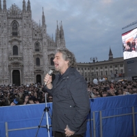 Foto Nicoloro G. 24/03/2010  Milano  Comizio in piazza Duomo di Beppe Grillo che e' in giro in roulotte per chiudere la campagna elettorale regionale. nella foto Beppe Grillo parla di fronte ad una grande folla