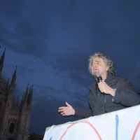 Foto Nicoloro G. 24/03/2010  Milano  Comizio in piazza Duomo di Beppe Grillo che e' in giro in roulotte per chiudere la campagna elettorale regionale. nella foto Beppe Grillo