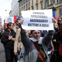 Foto Nicoloro G. 25/04/2012 Milano Commemorazione del XXV Aprile, Festa della Liberazione, con corteo e comizio in piazza Duomo. nella foto Manifestante che regge un cartello di protesta