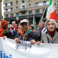 Foto Nicoloro G. 25/04/2012 Milano Commemorazione del XXV Aprile, Festa della Liberazione, con corteo e comizio in piazza Duomo. nella foto Manifestanti che reggono uno striscione