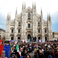 Foto Nicoloro G. 25/04/2012 Milano Commemorazione del XXV Aprile, Festa della Liberazione, con corteo e comizio in piazza Duomo. nella foto Piazza del Duomo gremita di folla