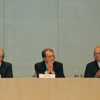 Foto Nicoloro G. 01/02/2011 Milano Commemorazione in Universita' Bocconi della figura dell' ex ministro del Tesoro Tommaso Padoa Schioppa alla presenza del Capo dello Stato. nella foto Mario Monti – Romano Prodi – Paul Volcker