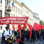 Foto Nicoloro G.   01/05/2022   Milano  Corteo del 1° Maggio all' insegna della Pace e dei Diritti sul Lavoro. nella foto striscioni e bandiere lungo il corteo.