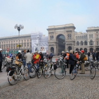 Foto Nicoloro G. 20/11/2011 Milano Domenica senza auto escluse quelle elettriche e in molti hanno raggiunto il centro citta’ a piedi, in bicicletta o con altri mezzi leciti. nella foto Ciclisti in Piazza del Duomo