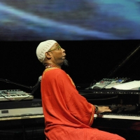 Foto Nicoloro G. 2010/07/12 Milano Al Teatro Dal Verme Undicesima edizione di " La Milanesiana ", che ha per tema " Il paradosso ". Quinta serata della rassegna di musica e letteratura. nella foto Trilok Gurtu