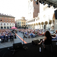 Foto Nicoloro G. 01-02-03/06/2012 Cremona Edizione 2012, la terza, del Festival ” Le Corde dell’ Anima “, una tre giorni caratterizzata da un intreccio di letteratura e musica tra incontri, concerti, laboratori, letture e spettacoli. Protagonisti sono scrittori, musicisti, giornalisti e poeti. nella foto Dario Vergassola e veduta della piazza gremita