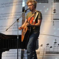 Foto Nicoloro G. 01-02-03/06/2012 Cremona Edizione 2012, la terza, del Festival ” Le Corde dell’ Anima “, una tre giorni caratterizzata da un intreccio di letteratura e musica tra incontri, concerti, laboratori, letture e spettacoli. Protagonisti sono scrittori, musicisti, giornalisti e poeti. nella foto Niccolò Fabi