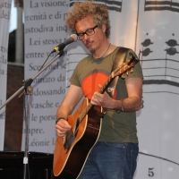 Foto Nicoloro G. 01-02-03/06/2012 Cremona Edizione 2012, la terza, del Festival ” Le Corde dell’ Anima “, una tre giorni caratterizzata da un intreccio di letteratura e musica tra incontri, concerti, laboratori, letture e spettacoli. Protagonisti sono scrittori, musicisti, giornalisti e poeti. nella foto Niccolò Fabi