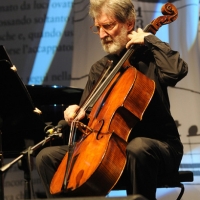 Foto Nicoloro G. 01-02-03/06/2012 Cremona Edizione 2012, la terza, del Festival ” Le Corde dell’ Anima “, una tre giorni caratterizzata da un intreccio di letteratura e musica tra incontri, concerti, laboratori, letture e spettacoli. Protagonisti sono scrittori, musicisti, giornalisti e poeti. nella foto Rocco Filippini