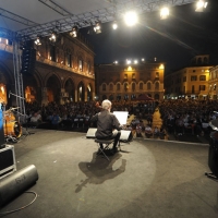 Foto Nicoloro G. 01-02-03/06/2012 Cremona Edizione 2012, la terza, del Festival ” Le Corde dell’ Anima “, una tre giorni caratterizzata da un intreccio di letteratura e musica tra incontri, concerti, laboratori, letture e spettacoli. Protagonisti sono scrittori, musicisti, giornalisti e poeti. nella foto Rocco Filippini e veduta della piazza
