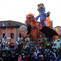 Foto Nicoloro G. 10/02/2013 Cento ( Ferrara ) E' partita l' edizione 2013 del " Cento Carnevale d' Europa " che si svolgerà nei giorni 10 - 17 - 24 febbraio e 3 marzo nonostante il sisma che ha colpito duramente la cittadina di Cento. Il Carnevale di Cento è l' unico ad essere gemellato con lo storico Carnevale di Rio de Janeiro. nella foto Un carro