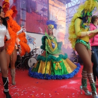 Foto Nicoloro G. 10/02/2013 Cento ( Ferrara ) E' partita l' edizione 2013 del " Cento Carnevale d' Europa " che si svolgerà nei giorni 10 - 17 - 24 febbraio e 3 marzo nonostante il sisma che ha colpito duramente la cittadina di Cento. Il Carnevale di Cento è l' unico ad essere gemellato con lo storico Carnevale di Rio de Janeiro. nella foto Ballerine brasiliane