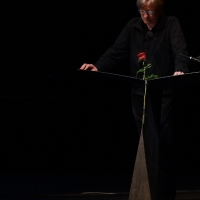 Foto Nicoloro G.  25/06/2015  Milano    Quarta serata della sedicesima edizione de " La Milanesiana ". nella foto lo scrittore Michel Faber, che per la sua lettura ha portato sul palco un paio di scarpe da donna rosse.