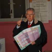 Foto Nicoloro G. 24/02/2013 Milano Elezioni politiche del 24 e 25 febbraio 2013. Il presidente del Consiglio Mario Monti vota nella scuola di Piazza Sicilia. nella foto Mario Monti  