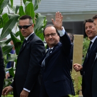 Foto Nicoloro G.  21/06/2015  Milano  Visita all' Expo del presidente della Repubblica francese. nell foto il presidente Francois Hollande saluta la folla assiepata per assistere al suo passaggio.