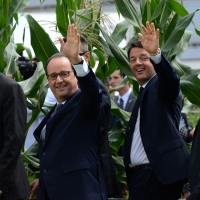 Foto Nicoloro G.  21/06/2015  Milano  Visita all' Expo del presidente della Repubblica francese. nella foto il presidente Francois Hollande con il premier Matteo Renzi salutano la folla assiepata per assistere al loro passaggio.