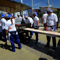 Foto Nicoloro G.  20/06/2015  Milano   Realizzata la pizza più lunga del mondo all' Expo 2015. nella foto un momento della cottura della pizza.