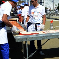 Foto Nicoloro G.  20/06/2015  Milano   Realizzata la pizza più lunga del mondo all' Expo 2015. nella foto la spalmatura della salsa di pomodoro.