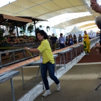 Foto Nicoloro G.  20/06/2015  Milano   Realizzata la pizza piÃ¹ lunga del mondo all' Expo 2015. nella foto un momento della laboriosa misurazione della pizza che risulterÃ  essere di metri 1596,45.