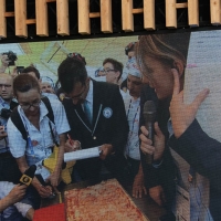 Foto Nicoloro G.  20/06/2015  Milano   Realizzata la pizza più lunga del mondo all' Expo 2015. nella foto tratta da un video il giudice del GWR Lorenzo Veltri all' ultima misurazione della pizza che risulterÃ  di 1596,45 metri.