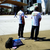 Foto Nicoloro G.   05/05/2015    Milano   Expo Milano 2015 si apre al mondo e si mette in mostra. nella foto due dei moltissimi volontari pronti ad offrire un aiuto, un' informazione.