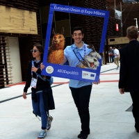 Foto Nicoloro G.   05/05/2015    Milano   Expo Milano 2015 si apre al mondo e si mette in mostra. nella foto due ragazzi offrono una cornice per una foto ricordo.