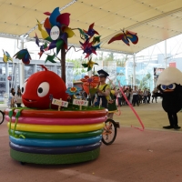 Foto Nicoloro G.   05/05/2015    Milano   Expo Milano 2015 si apre al mondo e si mette in mostra. nella foto durante una parata di Foody, la mascotte di Expo 2015.