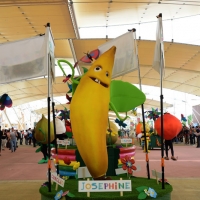 Foto Nicoloro G.   05/05/2015    Milano   Expo Milano 2015 si apre al mondo e si mette in mostra. nella foto durante una parata di Foody, la mascotte di Expo 2015.