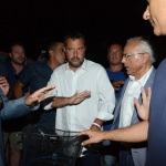 Foto Nicoloro G.   03/08/2019   Cervia ( Ra )   Festa della Lega Romagna. nella foto il ministro Matteo Salvini, al suo arrivo in bicicletta, invita alla calma i poliziotti forse un po' energici nel tentativo di accompagnarlo sul palco a causa della calca di persone in attesa del ministro.