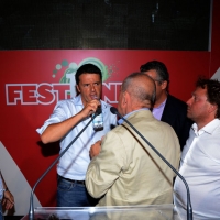 Foto Nicoloro G. 02/09/2013 Bologna Festa del PD di Bologna con l’ intervento del sindaco di Firenze Matteo Renzi. nella foto Matteo Renzi, con alcuni simpatizzanti, si disseta     