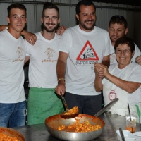 Foto Nicoloro G.  25/07/2015  Cervia ( Ravenna )  Festa Nazionale della Lega Nord Romagna. nella foto Matteo Salvini tra gli addetti alla cucina.