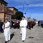 Foto Nicoloro G.   16/04/2023   Ravenna   Come e' tradizione nella domenica in albis si e' svolta la Festa della Madonna Greca, con una processione che parte dal canale Candiano e termina nella basilica di Santa Maria in Porto. nella foto lungo il corteo della processione.