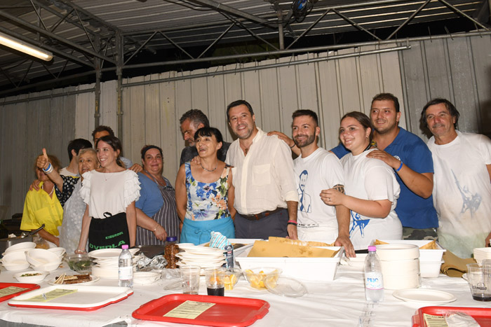 Foto Nicoloro G.   31/07/2022   Cervia ( RA  )   Festa della Lega Romagna. nella foto Matteo Salvini tra i volontari nella cucina della Festa.