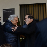 Foto Nicoloro G. 23/02/2016 Milano Cerimonia funebre laica in onore del semiologo e scrittore Umberto Eco. nella foto l' incontro tra Furio Colombo e Roberto Benigni.