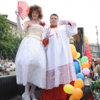 Foto Nicoloro G.  12/06/2010 Milano  Manifestazione del " gay-pride " con corteo da piazza Castello a piazza Duomo. nella foto Due partecipanti alla manifestazione