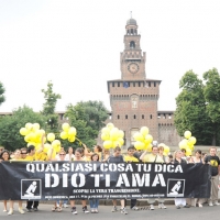 Foto Nicoloro G.  12/06/2010 Milano  Manifestazione del " gay-pride " con corteo da piazza Castello a piazza Duomo. nella foto Folto gruppo di partecipanti  con grande striscione, di fronte al Castello Sforzesco