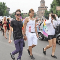 Foto Nicoloro G.  12/06/2010 Milano  Manifestazione del " gay-pride " con corteo da piazza Castello a piazza Duomo. nella foto Partecipanti di fronte al Castello Sforzesco