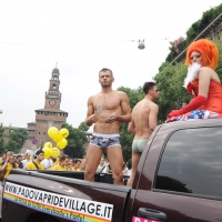 Foto Nicoloro G.  12/06/2010 Milano  Manifestazione del " gay-pride " con corteo da piazza Castello a piazza Duomo. nella foto Partecipanti con striscione, di fronte al Castello Sforzesco