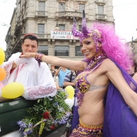 Foto Nicoloro G.  12/06/2010 Milano  Manifestazione del " gay-pride " con corteo da piazza Castello a piazza Duomo. nella foto Due partecipanti alla manifestazione