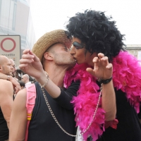 Foto Nicoloro G.  12/06/2010 Milano  Manifestazione del " gay-pride " con corteo da piazza Castello a piazza Duomo. nella foto Due partecipanti si scambiano effusioni