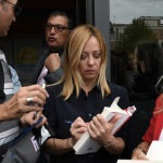 Foto Nicoloro G.   26/09/2021   Ravenna    Breve presenza in citta' della leader di Fratelli d' Italia a sostegno del candidato sindaco della lista civica Viva Ravenna sostenuto da Lega e Fratelli d' Italia. nella foto Giorgia Meloni firma una copia del suo libro.