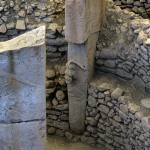 Foto Nicoloro G.   06/07/2019   Sanliurfa ( Sud-Est Turchia )  Gli scavi di Gobekli Tepe, collina tondeggiante in turco, sono il luogo di culto piu' antico mai ritrovato dall' uomo. Il tempio risale a 12.000 anni fa, ancora prima della creazione della ruota. Patrimonio dell' Unesco e' stato inaugurato il 10/03/2019 e aperto al pubblico. Contiene obelischi alti tra 3 e 6 metri con un peso tra le 40 e le 60 tonnellate, con incisioni raffiguranti animali e simboli astratti. Sono posti tra mura dallo sviluppo ovale o circolare. nella foto uno degli obelischi con incise figure di animali e simboli astratti.
