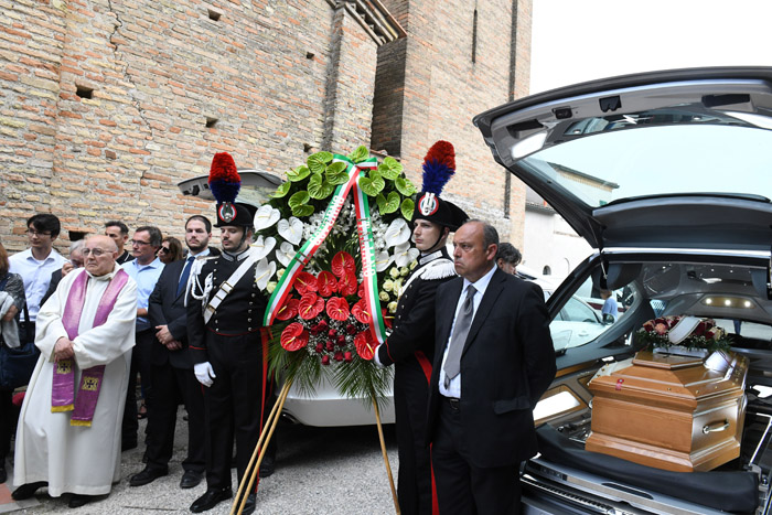 Foto Nicoloro G.   24/05/2023   Localita' San Pancrazio - Russi ( Ravenna ).   Si sono svolti nella Pieve di San Pancrazio i funerali di Stato di due delle 15 vittime accertate in seguito all' alluvione che ha colpito le zone del ravennate. nella foto la corona del Governo accanto alle bare delle due vittime.