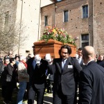 Foto Nicoloro G.   29/03/2023   Bagnacavallo   (RA)   Si sono svolti oggi i funerali dell' attore Ivano Marescotti. nella foto una folla saluta l' attore scomparso al canto di ' Bella ciao '.