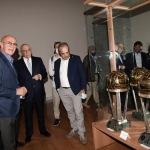 Foto Nicoloro G.   02/09/2021   Fusignano ( Ra )   Inaugurazione della mostra dedicata ad Arrigo Sacchi dal titolo  ' Oltre il sogno. L' emozione del calcio totale di Arrigo Sacchi '. nella foto Arrigo Sacchi davanti ad una vetrina con due trofei del Milan.