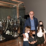 Foto Nicoloro G.   02/09/2021   Fusignano ( Ra )   Inaugurazione della mostra dedicata ad Arrigo Sacchi dal titolo  ' Oltre il sogno. L' emozione del calcio totale di Arrigo Sacchi '. nella foto Arrigo Sacchi con i tre nipotini davanti alla vetrina con due coppe del Milan.