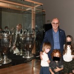 Foto Nicoloro G.   02/09/2021   Fusignano ( Ra )   Inaugurazione della mostra dedicata ad Arrigo Sacchi dal titolo  ' Oltre il sogno. L' emozione del calcio totale di Arrigo Sacchi '. nella foto Arrigo Sacchi con i tre nipotini davanti alla vetrina con due coppe del Milan.